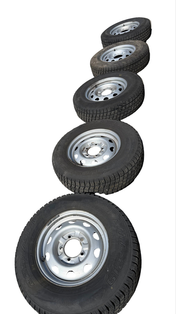 16in Gümüş Jant ve Lastik Seti 225/75R16 (5x) – Hunter & 469; Bukhanka – KULLANILMIŞ