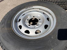 Görseli Galeri görüntüleyiciye yükleyin, 16in Gümüş Jant ve Lastik Seti 225/75R16 (5x) – Hunter &amp; 469; Bukhanka – KULLANILMIŞ