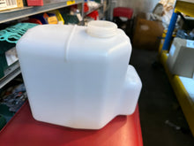 Carregar imagem no visualizador da Galeria, Reservatório do Lava-vidros com Bomba – Bukhanka Moderno (2.7L) – OEM 220695-5208045-01