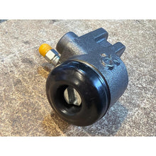 Laden Sie das Bild in den Galerie-Viewer, Brake Cylinder (Front, Single Side) – Bukhanka Classic (2.4L &amp; 2.9L), Hunter &amp; 469 – OEM 469-3501040 - Brake system - UAZ spare parts