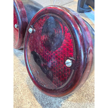 Загрузить изображение в просмотрщик галереи, Taillight Set with Underlighting (2 pcs) – GAZ – OEM 451-34612377 - Used &amp; Refurbished - UAZ spare parts
