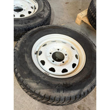 Kép betöltése a Galéria nézegetőbe, Wheel &amp; Tire Set 16in White 225/75R16 (5x) – Hunter &amp; 469; Bukhanka – USED - - UAZ spare parts