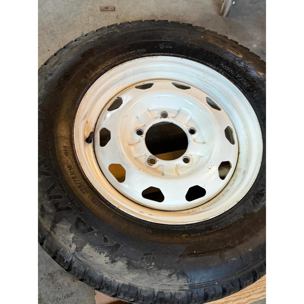 Wheel & Tire Set 16in White 225/75R16 (5x) – Hunter & 469; Bukhanka – USED - - UAZ spare parts