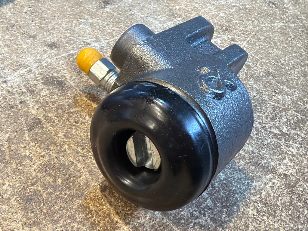 Brake Cylinder (Front, Single Side) – Bukhanka Classic (2.4L & 2.9L), Hunter & 469 – OEM 469 - 3501040 – UAZPARTS.COM UAZ PART – OEM 469-3501040