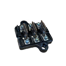 Afbeelding in Gallery-weergave laden, Fuse Box with 3 Wire Fuses – Bukhanka Classic (2.4L &amp; 2.9L), Hunter &amp; 469 (2.4L &amp; 2.9L) – OEM 3722100 – UAZPARTS.COM UAZ onderdeel – OEM 3722100