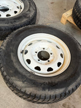 Afbeelding in Gallery-weergave laden, Wheel &amp; Tire Set 16in White 225/75R16 (5x) – Hunter &amp; 469; Bukhanka – USED – UAZPARTS.COM UAZ PART – OEM 64747447